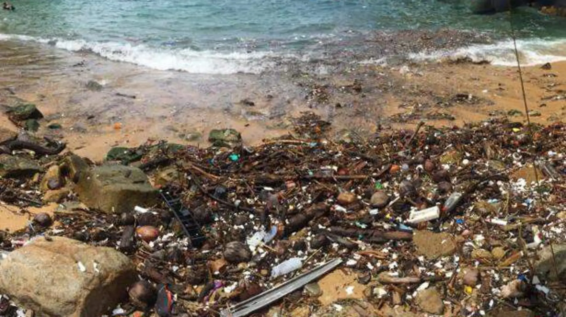 Playa Manzanillo llena de basura